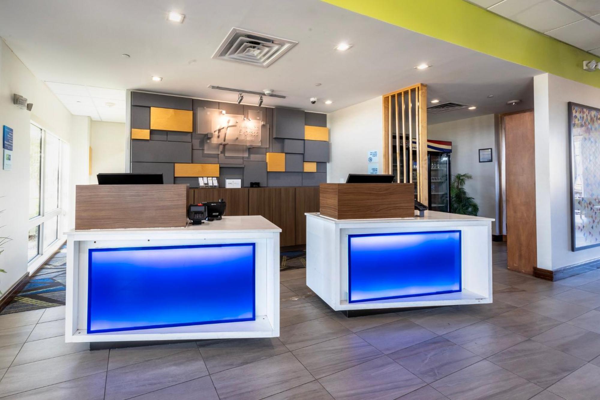 Holiday Inn Express & Suites Dallas Ne Arboretum Garland Eksteriør billede